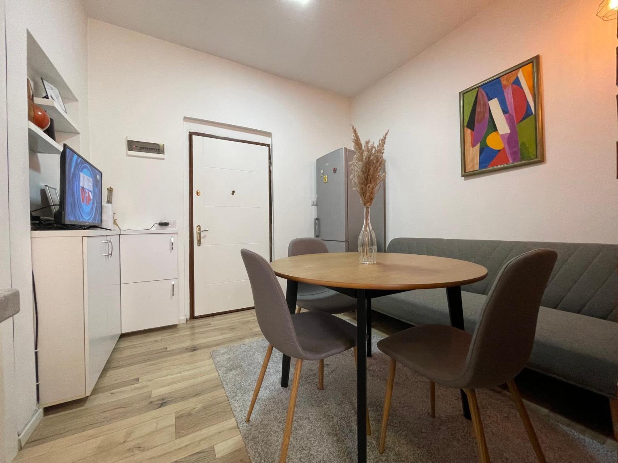 Myslym Shyri'S Apartments Tirana Rum bild